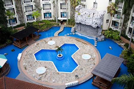 沖縄かりゆしビーチリゾート・オーシャンスパ プール空撮