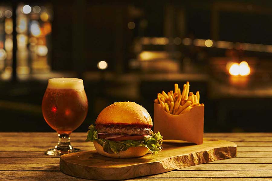 滑走後の空腹を満たす本格ハンバーガー